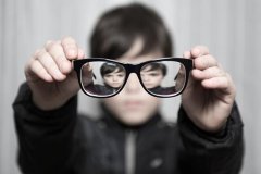 儿童配近视眼镜有哪些注意事项？